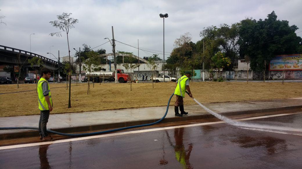 Caminhão Pipa lavando a Rua