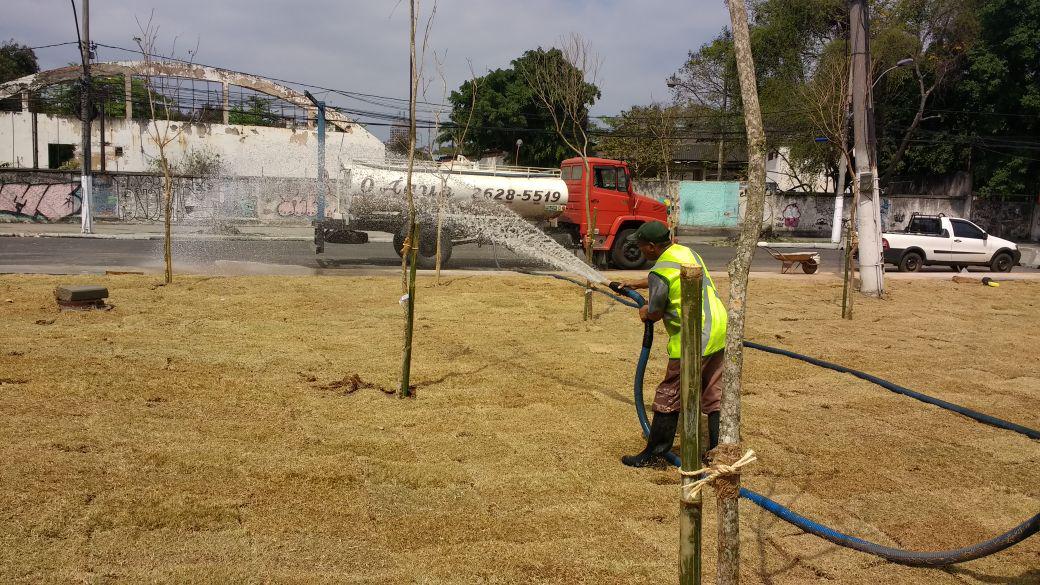 Caminhçao Pipa molhando a grama